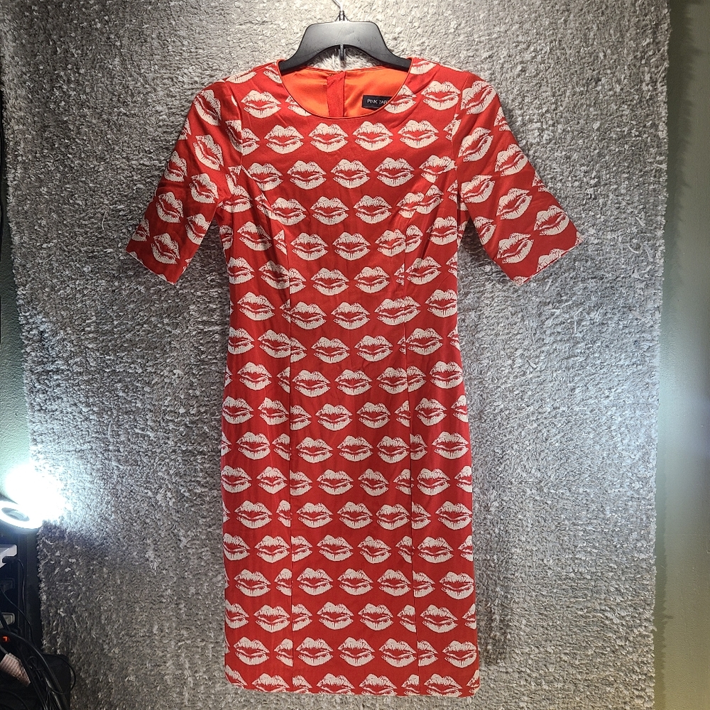 PINK TARTAN Red Lip Kiss Print Shift Dress Size 4 Cotton Nylon Lined Slit